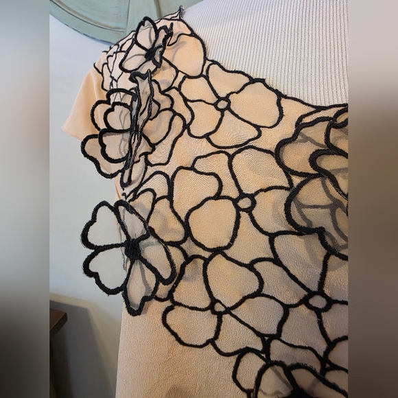 Club Monaco Women's 100% Silk Peach Top Black Floral Appliqué Size Large Shirt - Picture 3 of 9